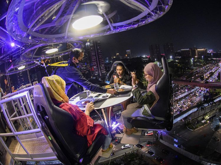 Sensasi Menyantap Hidangan di Ketinggian Jakarta, Berani Nggak?