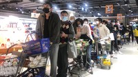 Warga tampak antre di sebuah supermarket untuk membeli barang kebutuhan sehari-hari.