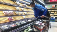 Barang-barang di supermarket ludes diborong setelah pemerintah kota melakukan penguncian akibat naiknya kasus Omicron.
