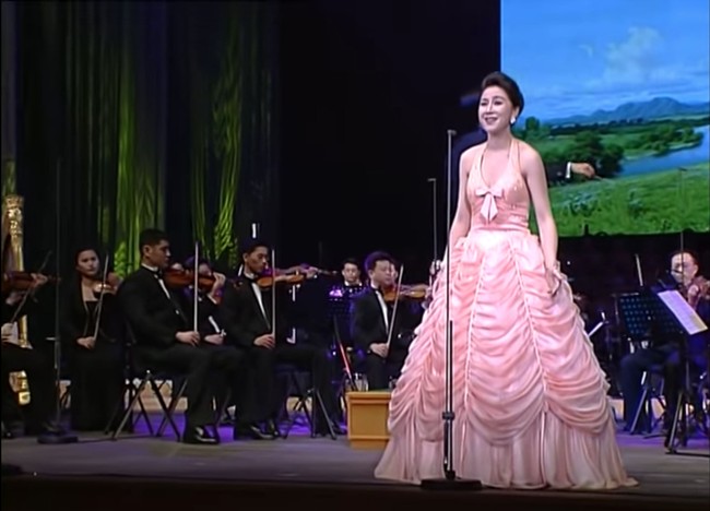 Selama berkarier, So Un Hyang kerap tampil di pertunjukan musik yang diadakan di Korea Utara. Foto: dok. YouTube NK Media.