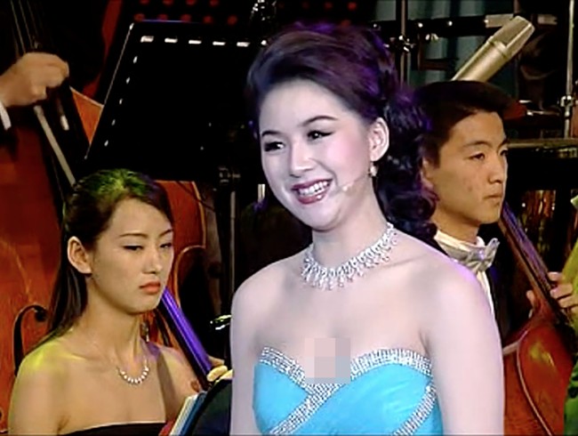 Selain berkarier sebagai penyanyi, So Un Hyang juga menjadi pelatih vokal di Universitas Musik Pyongyang Korea Utara. Foto: dok. YouTube NK Media.