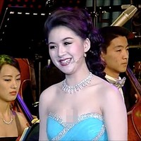 Selain berkarier sebagai penyanyi, So Un Hyang juga menjadi pelatih vokal di Universitas Musik Pyongyang Korea Utara. Foto: dok. YouTube NK Media.