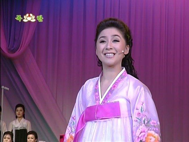 Dalam penampilannya, So Un Hyang biasa menyanyikan lagu-lagu yang ceria. Foto: dok. YouTube NK Media.