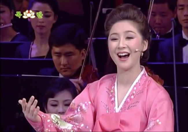 So Un Hyang dikenal sebagai artis tercantik Korea Utara dan penyanyi yang berbakat. Foto: dok. YouTube NK Media.