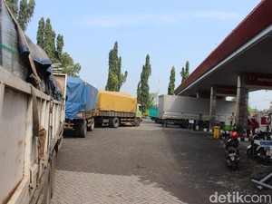 Kelangkaan Solar di Jatim Berimbas Antrean Panjang Truk di SPBU