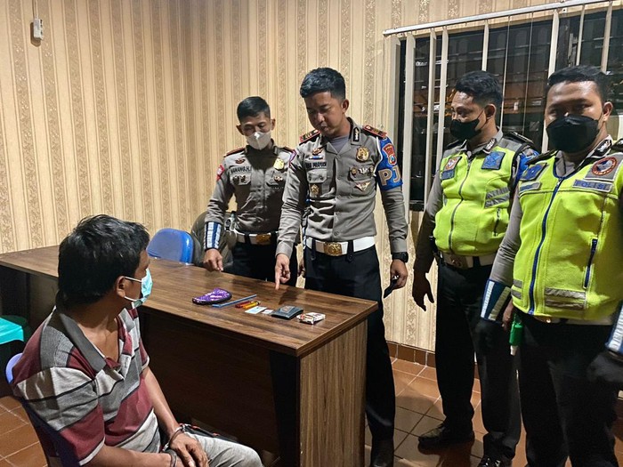 Sopir pengguna narkoba saat diamankan