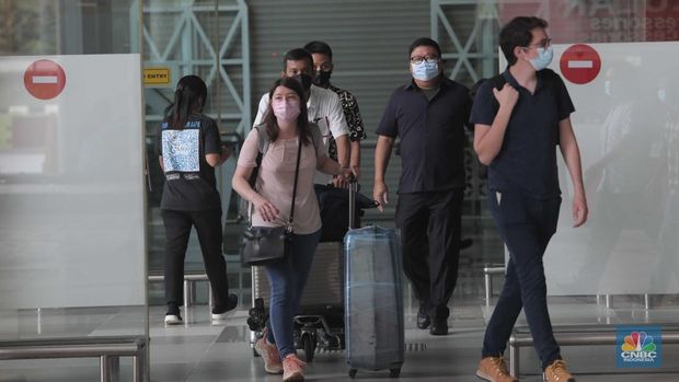 Suasana kedatangan penumpang pesawat di Terminal 3 Bandara Soekarno Hatta, Tangerang, Banten, Rabu (30/3/2022). (CNBC Indonesia/ Muhammad Sabki)