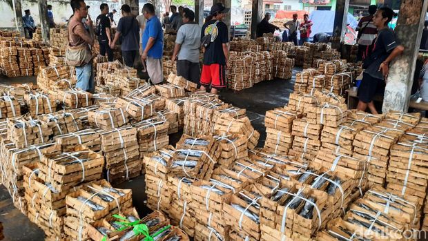 Suasana pasar ikan pindang di Bondowoso