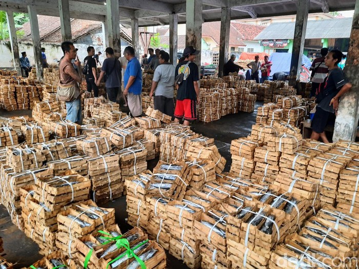 Suasana pasar ikan pindang di Bondowoso