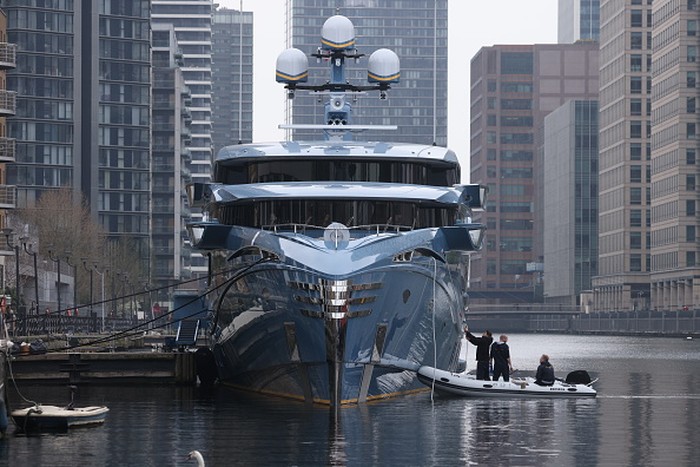 LONDON, ENGLAND - MARCH 29: The Superyacht Phi, which was seized by UK government, at Canary Wharf on March 29, 2022 in London, England. Transport Minister, Grant Shapps, has detained the superyacht Phi, worth £38 million, as part of UK government sanctions against Russians with links to President Putin since Russia invaded Ukraine. (Photo by Dan Kitwood/Getty Images)