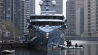 Superyacht ini pertama kali diidentifikasi milik pengusaha Rusia pada 13 Maret 2020. Namun pemerintah sengaja tidak mengumumkan siapa pemilik kapal tersebut.  