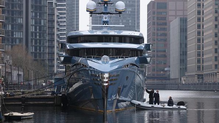 LONDON, ENGLAND - MARCH 29: The Superyacht Phi, which was seized by UK government, at Canary Wharf on March 29, 2022 in London, England. Transport Minister, Grant Shapps, has detained the superyacht Phi, worth £38 million, as part of UK government sanctions against Russians with links to President Putin since Russia invaded Ukraine. (Photo by Dan Kitwood/Getty Images)