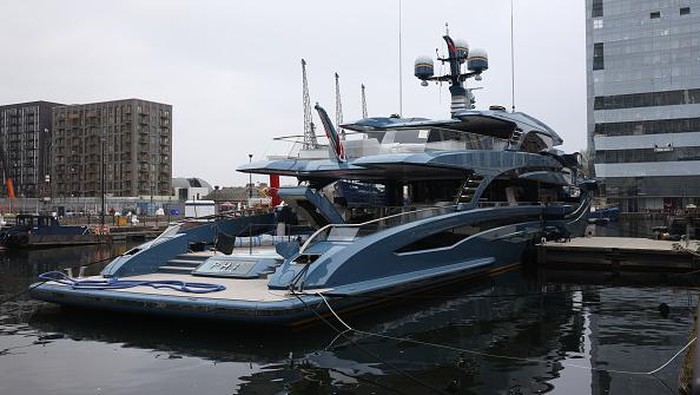 Superyacht Seharga Rp 714 M Milik 'Sultan' Rusia Ini Disita Inggris LONDON, ENGLAND - MARCH 29: The Superyacht Phi, which was seized by UK government, at Canary Wharf on March 29, 2022 in London, England. Transport Minister, Grant Shapps, has detained the superyacht Phi, worth ÂŖ38 million, as part of UK government sanctions against Russians with links to President Putin since Russia invaded Ukraine. (Photo by Dan Kitwood/Getty Images)