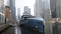 Superyacht Phi berlabuh di Canary Wharf, London, Inggris, Selasa (29/3/2022) waktu setempat.  