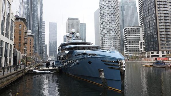 LONDON, ENGLAND - MARCH 29: The Superyacht Phi, which was seized by UK government, at Canary Wharf on March 29, 2022 in London, England. Transport Minister, Grant Shapps, has detained the superyacht Phi, worth £38 million, as part of UK government sanctions against Russians with links to President Putin since Russia invaded Ukraine. (Photo by Dan Kitwood/Getty Images)