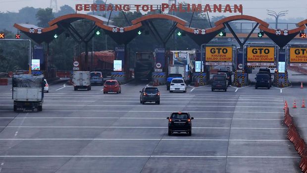Sejumlah kendaraan keluar pintu Tol Cipali, Palimanan, Cirebon, Jawa Barat, Rabu (30/3/2022). PT Lintas Marga Sedaya (ASTRA Tol Cipali) selaku pengelola Ruas Tol Cikopo-Palimanan mulai memberlakukan penyesuaian tarif berdasarkan Keputusan Menteri Pekerjaan Umum dan Perumahan Rakyat pada 30 Maret 2022 yaitu kenaikan sebesar tiga persen daripada tarif sebelumnya. ANTARA FOTO/Dedhez Anggara/aww.