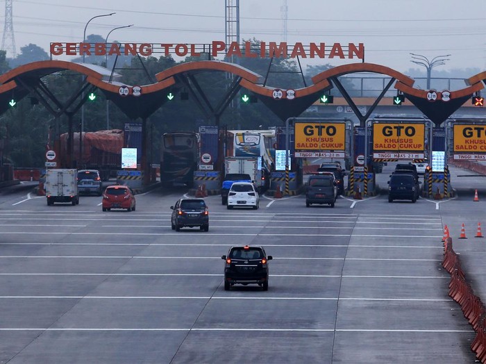 Sejumlah kendaraan keluar pintu Tol Cipali, Palimanan, Cirebon, Jawa Barat, Rabu (30/3/2022). PT Lintas Marga Sedaya (ASTRA Tol Cipali) selaku pengelola Ruas Tol Cikopo-Palimanan mulai memberlakukan penyesuaian tarif berdasarkan Keputusan Menteri Pekerjaan Umum dan Perumahan Rakyat pada 30 Maret 2022 yaitu kenaikan sebesar tiga persen daripada tarif sebelumnya. ANTARA FOTO/Dedhez Anggara/aww.