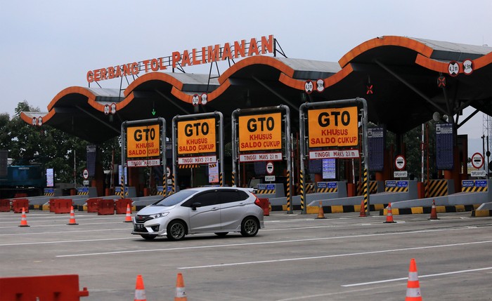 Sejumlah kendaraan keluar pintu Tol Cipali, Palimanan, Cirebon, Jawa Barat, Rabu (30/3/2022). PT Lintas Marga Sedaya (ASTRA Tol Cipali) selaku pengelola Ruas Tol Cikopo-Palimanan mulai memberlakukan penyesuaian tarif berdasarkan Keputusan Menteri Pekerjaan Umum dan Perumahan Rakyat pada 30 Maret 2022 yaitu kenaikan sebesar tiga persen daripada tarif sebelumnya. ANTARA FOTO/Dedhez Anggara/aww.