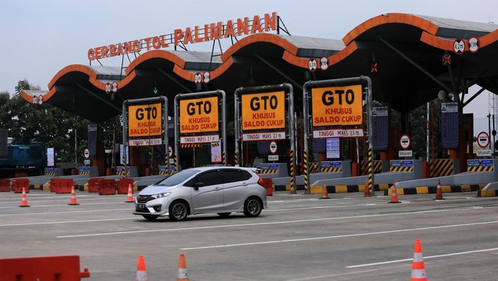 TARIF TOL CIPALI NAIK Sejumlah kendaraan keluar pintu Tol Cipali, Palimanan, Cirebon, Jawa Barat, Rabu (30/3/2022). PT Lintas Marga Sedaya (ASTRA Tol Cipali) selaku pengelola Ruas Tol Cikopo-Palimanan mulai memberlakukan penyesuaian tarif berdasarkan Keputusan Menteri Pekerjaan Umum dan Perumahan Rakyat pada 30 Maret 2022 yaitu kenaikan sebesar tiga persen daripada tarif sebelumnya. ANTARA FOTO/Dedhez Anggara/aww.