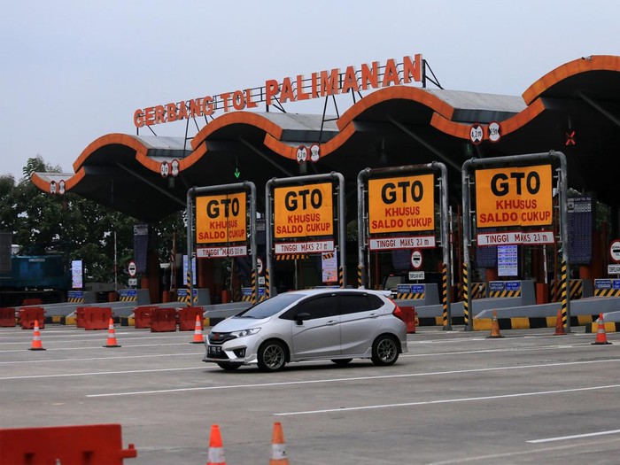Sejumlah kendaraan keluar pintu Tol Cipali, Palimanan, Cirebon, Jawa Barat, Rabu (30/3/2022). PT Lintas Marga Sedaya (ASTRA Tol Cipali) selaku pengelola Ruas Tol Cikopo-Palimanan mulai memberlakukan penyesuaian tarif berdasarkan Keputusan Menteri Pekerjaan Umum dan Perumahan Rakyat pada 30 Maret 2022 yaitu kenaikan sebesar tiga persen daripada tarif sebelumnya. ANTARA FOTO/Dedhez Anggara/aww.