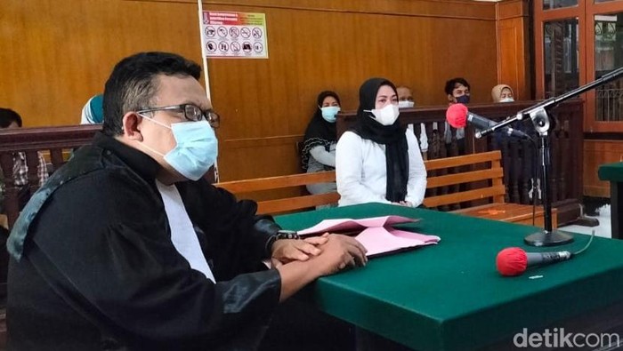 Terdakwa R saat menjalani sidang putusan di Ruang Kartika 2 PN Surabaya. Terdakwa R saat menjalani sidang putusan di Ruang Kartika 2 PN Surabaya.