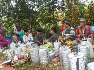 4 Tradisi Makan di Makam Sambil Ziarah Kubur Jelang Ramadan