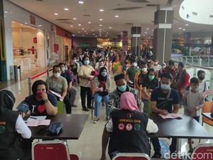 Cerita Warga Sidoarjo Rela Antre Vaksin Booster 5 Jam Demi Mudik