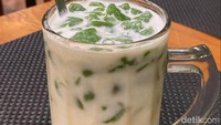 Tak lupa puas menyantap aneka olahan kambing, langsung ditutup dengan yang segar dan manis.  Es Cendol Susu Kambing, penggunaan susu kambing di sini ternyata memberikan rasa baru pada es cendol.  Foto: detikFood