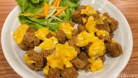 Salted Egg biasanya dipadukan dengan ayam atau udang goreng tepung. Tapi di Victus Restaurant, menggunakan daging kambing tanpa lemak yang dibaluri tepung krispi. Menu Kambing Telur Asin (Rp 75.000) ini berhasil membuat banyak orang penasaran. Foto: detikFood
