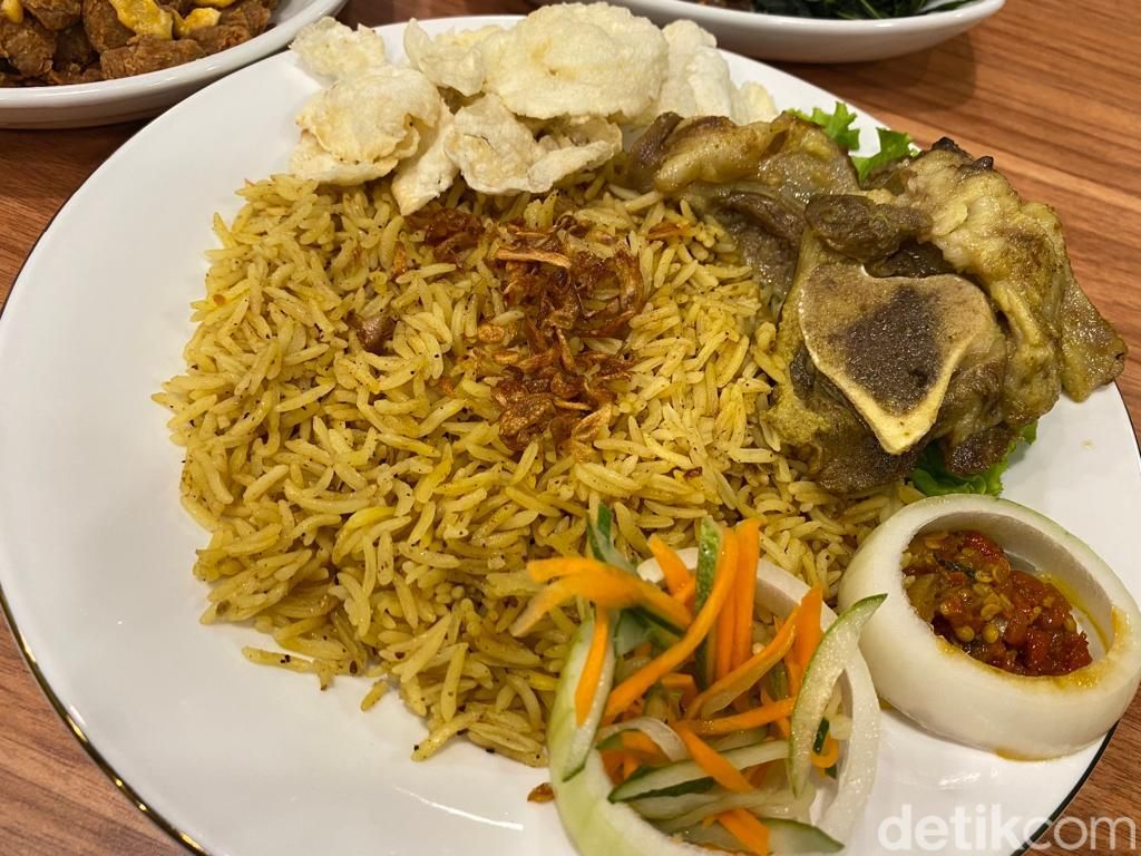 Victus Restaurant : Unik Rasanya! Sei Kambing Guling Madina dan Cendol Susu Kambing