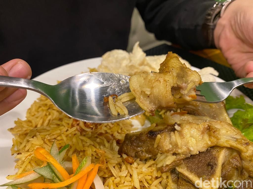 Victus Restaurant : Unik Rasanya! Sei Kambing Guling Madina dan Cendol Susu Kambing