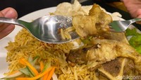 Jangan kaget lihat porsi Nasi Kebuli Kambing di sini yang bisa disantap oleh 1-2 orang. Nasinya menggunakan beras basmati, dimsak dengan kaldu kambing dan minyak samin yang melimpah. Sementara potongan daging kambingnya juga besar, sangat empuk lembut tanpa aroma prengus bahkan saking empuknya bisa lepas langsung dari tulangnya.  Foto: detikFood