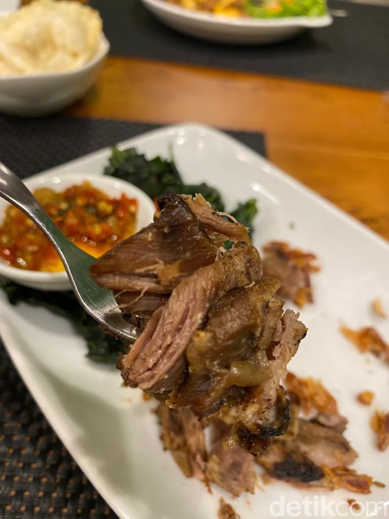 Victus Restaurant : Unik Rasanya! Sei Kambing Guling Madina dan Cendol Susu Kambing