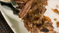 Tekstur dagingnya lembut juicy meski tampilannya terlihat kering. Rasa dan aromanya juga tidak mirip seperti daging kambing, melainkan lebih mirip daging sapi. Bisa jadi kamu pasti akan terkecoh ketika mencicipinya pertama kali. Foto: detikFood