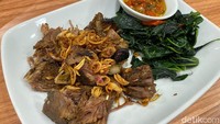 Salah satu menu yang paling populer di sini ada Sei Kambing Guling Madina (Rp 85.000). Jika biasanya selama ini hidangan sei (se’i) khas NTT, identik dengan penggunaan daging sapi yang diasap. Kalau di Victus, dagingnya diubah dengan daging kambing yang sudah diberi bumbu khas kambing guling. Foto: detikFood