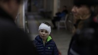 Ihor, yang terluka dalam penembakan berdiri di dalam rumah sakit, saat invasi Rusia ke Ukraina berlanjut, di kota Brovary, dekat Kyiv, Ukraina, (19/3/2022). (Marko Djurica/Reuters)