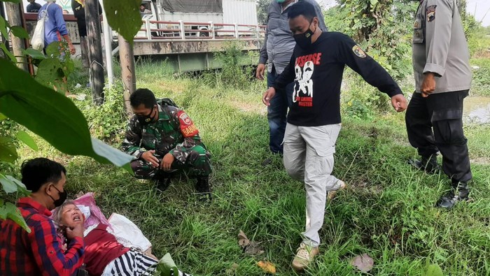 Wanita lansia ditemukan di pinggir jalan Pantura Brebes, Rabu (30/3/2022).