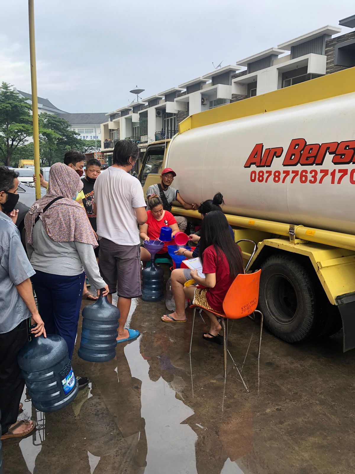 Warga Rusun City Garden Cengkareng Jakbar, antre air bersih, 29 Maret 2022. (Dok Istimewa)