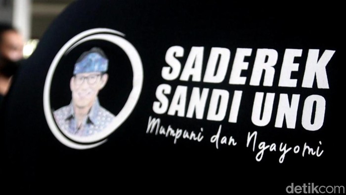 Aksi Milenial Jabar Dukung Sandiaga Uno Maju Pilpres 2024 Milenial Jabar yang tergabung dalam Saderek Sandiaga Uno Jawa Barat deklarasikan dukungan untuk Sandiaga Uno. Mereka dukung Sandiaga maju Pilpres 2024.