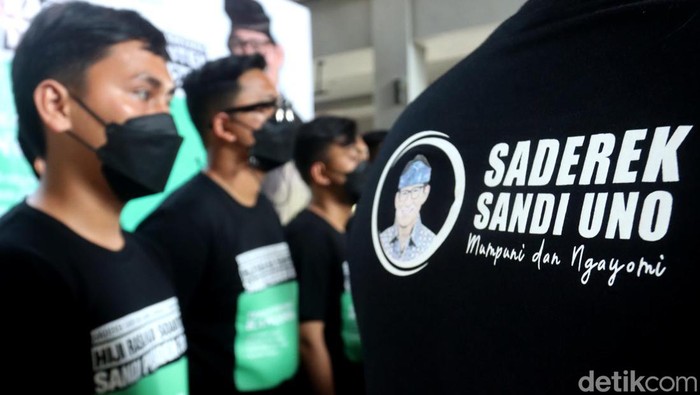 Aksi Milenial Jabar Dukung Sandiaga Uno Maju Pilpres 2024 Milenial Jabar yang tergabung dalam Saderek Sandiaga Uno Jawa Barat deklarasikan dukungan untuk Sandiaga Uno. Mereka dukung Sandiaga maju Pilpres 2024.
