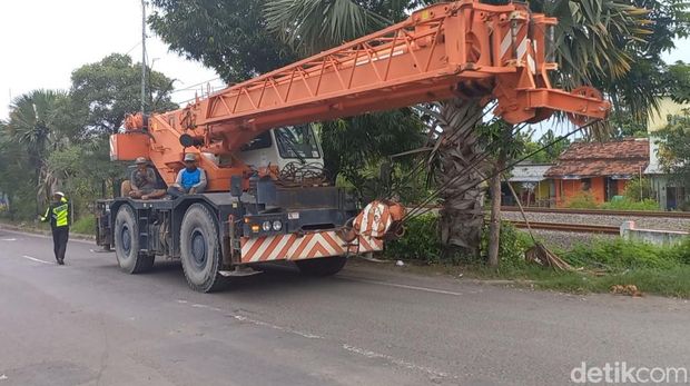 Alat dan bahan pembangunan Jembatan Balun Lamongan sudah tiba. Proses pengerjaan dimulai.