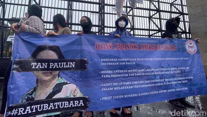 Massa dari Aliansi Mahasiswa Lingkar Nusantara gelar aksi di depan Gedung DPR, Jakarta, Kamis (31/03/2022). Mereka menyoroti terkait permasalahan batu bara.