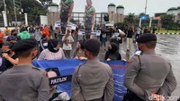 Sejumlah aparat polisi menjaga aksi ini.