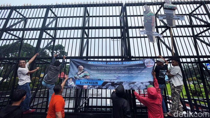 Massa dari Aliansi Mahasiswa Lingkar Nusantara gelar aksi di depan Gedung DPR, Jakarta, Kamis (31/03/2022). Mereka menyoroti terkait permasalahan batu bara.