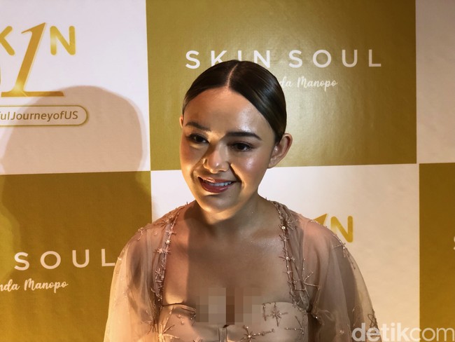 Tak hanya wajahnya saja, kulit tubuh Amanda pun terlihat begitu sehat dan glowing. Amanda sendiri mengatakan bahwa sebenarnya dibanding dengan perawatan wajah, dirinya justru lebih sering melakukan perawatan tubuh. Tak heran jika kulitnya tampak sehat dan glowing. Foto: Vina Oktiani/Wolipop