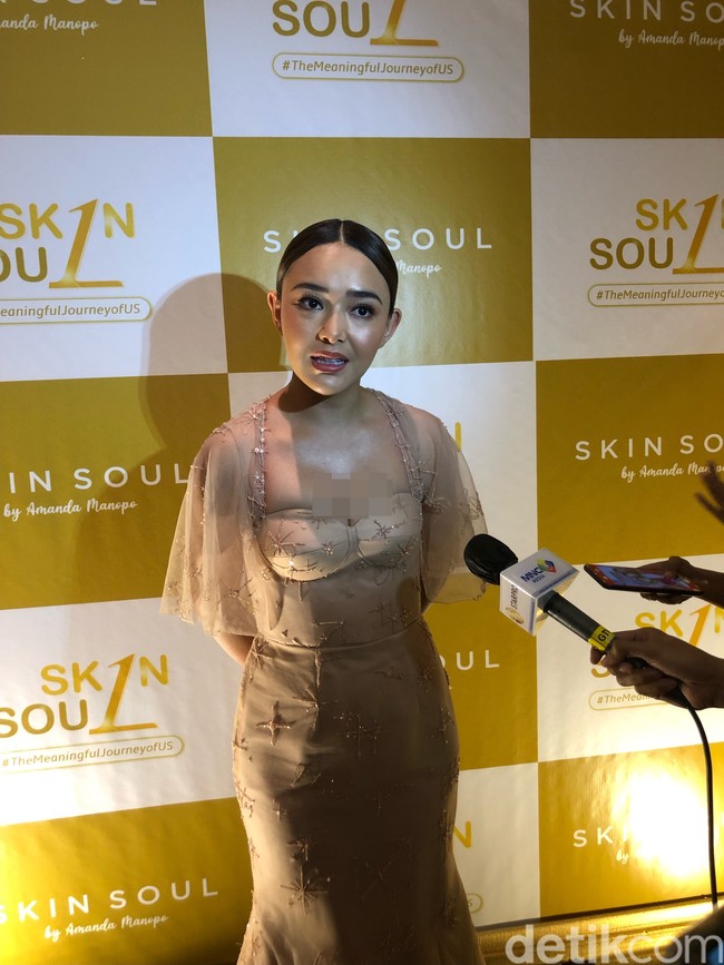 Walaupun wajah Amanda Manopo tampak begitu mulus dan glowing, bukan berarti bahwa dirinya tidak pernah mengalami masalah jerawat. Amanda mengaku bahwa terkadang jerawat pun muncul di wajahnya, terutama ketika saat-saat menjelang menstruasi. Foto: Vina Oktiani/Wolipop
