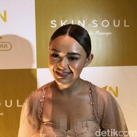 Tak hanya wajahnya saja, kulit tubuh Amanda pun terlihat begitu sehat dan glowing. Amanda sendiri mengatakan bahwa sebenarnya dibanding dengan perawatan wajah, dirinya justru lebih sering melakukan perawatan tubuh. Tak heran jika kulitnya tampak sehat dan glowing. Foto: Vina Oktiani/Wolipop