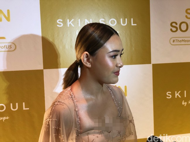 Amanda mengungkapkan bahwa rahasia dari wajah glowingnya itu karena ia rajin mencuci muka, tidur yang cukup, makan-makanan yang sehat dan teratur. Tak hanya itu saja, Amanda juga kerap melakukan suntik, seperti suntik vitamin C dan kolagen. Menurutnya suntik lebih berpengaruh daripada hanya meminum vitamin. Foto: Vina Oktiani/Wolipop