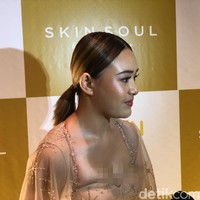 Amanda mengungkapkan bahwa rahasia dari wajah glowingnya itu karena ia rajin mencuci muka, tidur yang cukup, makan-makanan yang sehat dan teratur. Tak hanya itu saja, Amanda juga kerap melakukan suntik, seperti suntik vitamin C dan kolagen. Menurutnya suntik lebih berpengaruh daripada hanya meminum vitamin. Foto: Vina Oktiani/Wolipop