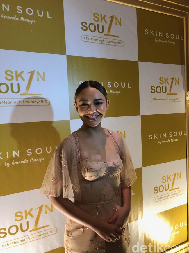 Untuk rambut, Amanda memilih gaya simpel dengan hanya mengikatnya ke belakang. Ia pun tidak terlihat mengenakan terlalu banyak aksesori untuk menunjang penampilannya, hanya cincin yang tampak melingkar di jari manisnya. Foto: Vina Oktiani/Wolipop